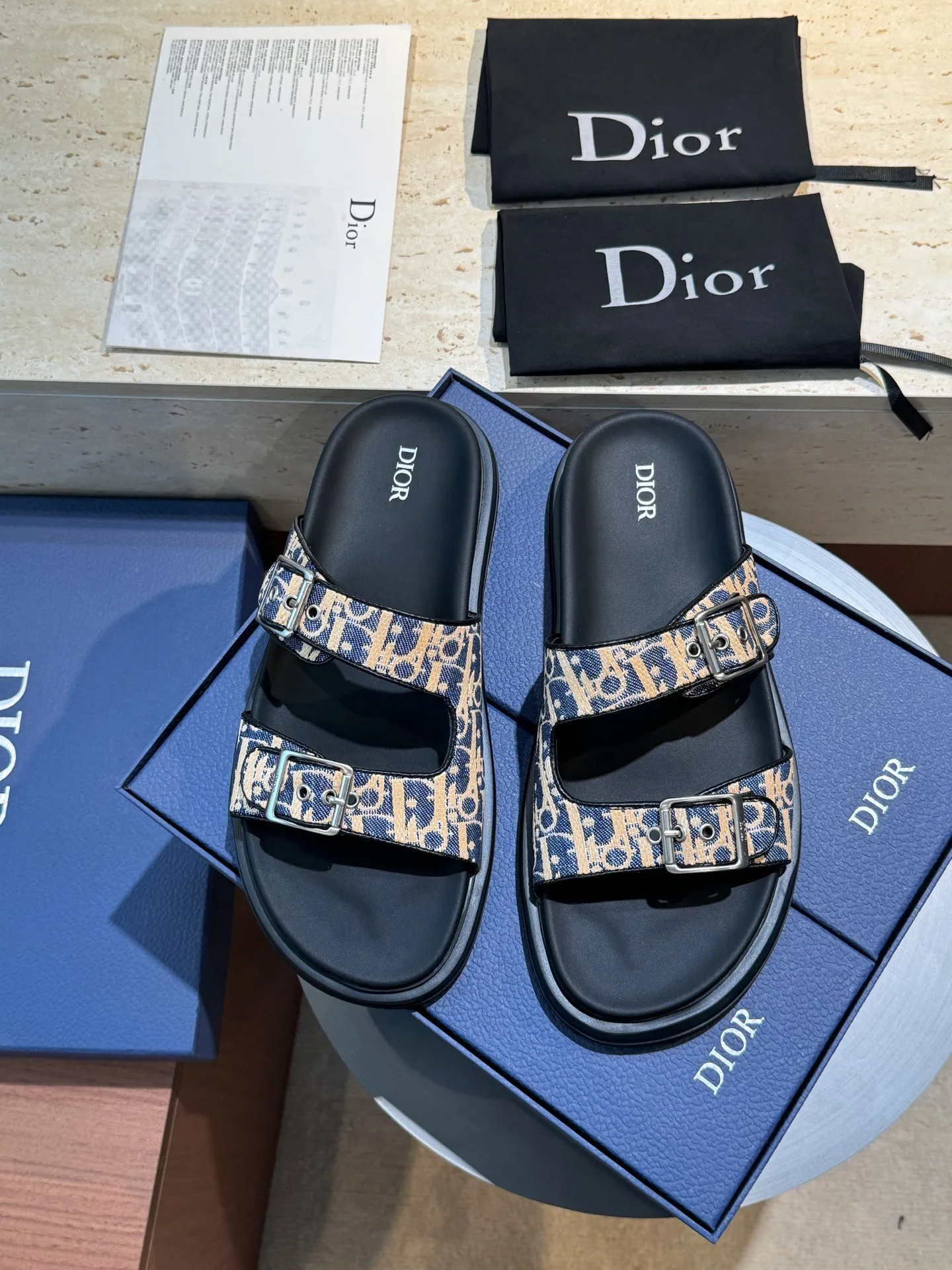 Factory price: 320💰Djia Aqua men's slippers and sandals, Dior's Aqua sandals are elegant and casual. The cross-strap design is reinterpreted in CD Diamond canvas, inspired by the brand's archives. Finished with a branded logo and tonal notch sole, they can be worn easily with shorts or jeans for a sophisticated look. Size:39-44(38 45 customized)